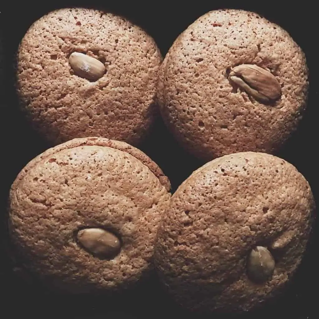 4 adet acıbadem kurabiyesi